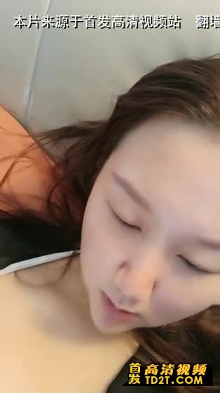 奶孩子的小妈妈也有发情的时候，一个人在家好久没被草了，听狼友指挥脱光光，挤奶水互动撩骚，自己抠逼出水