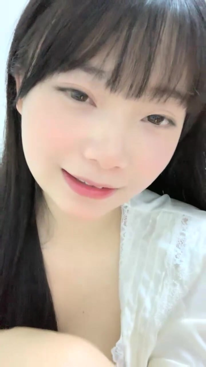 极品尤物！清纯系美少女！颜值无敌大尺度秀，慢慢脱掉内衣超诱惑，骑乘位深插多毛骚穴